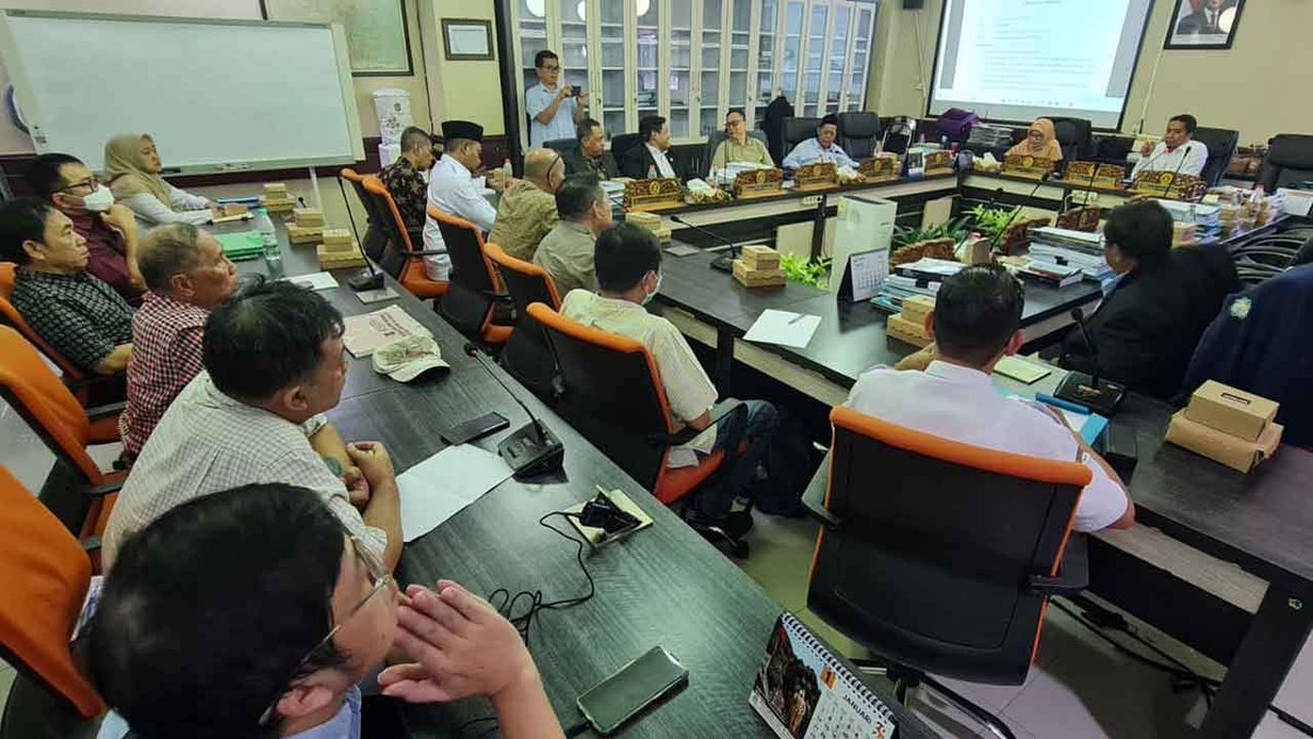 Pemutusan Listrik &amp; Air Apartemen Bale Hinggil.

Konflik antara penghuni dan pengelola Apartemen Bale Hinggil memanas setelah 25 unit mengalami pemadaman listrik dan air bersih. Komisi C DPRD Kota Surabaya pun turun tangan menengahi sengketa ini

infosurabaya.com/pemutusan-list…