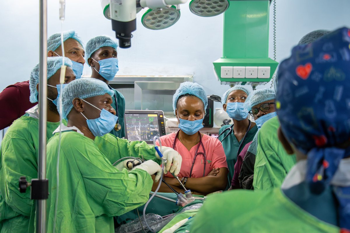 Kwa mara ya kwanza wataalam wazawa Hospitali ya Taifa Muhimbili Mloganzila wamefanya upasuaji wa kuondoa uvimbe kwenye pafu la mgonjwa kwa njia ya matundu madogo (Thoracoscopy).