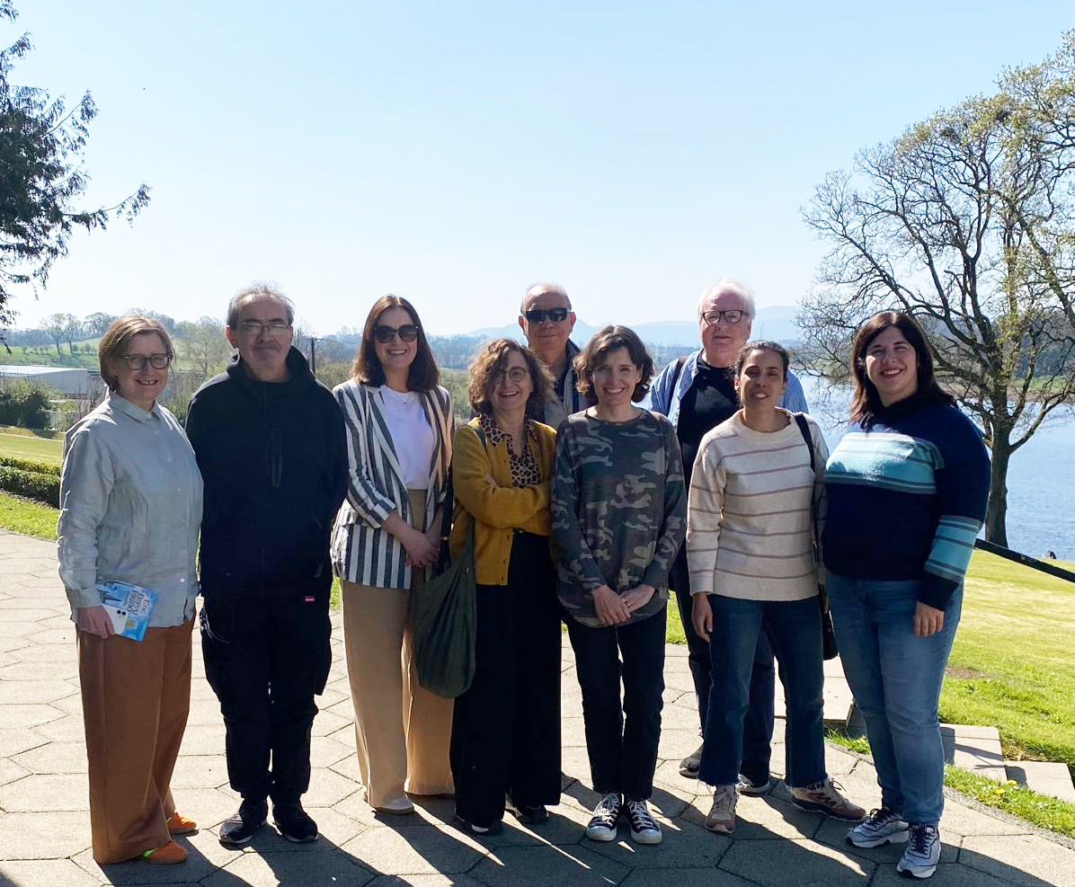 TourismIreland's tweet photo. We’re delighted to welcome 5 Spanish journalists – who have a combined reach of 300,000+ readers, as well as millions of readers online – to the island of Ireland this week.They’re here to explore our literary hotspots, and in particular, one of our literary greats, Oscar Wilde. https://t.co/JfAtNi4skE