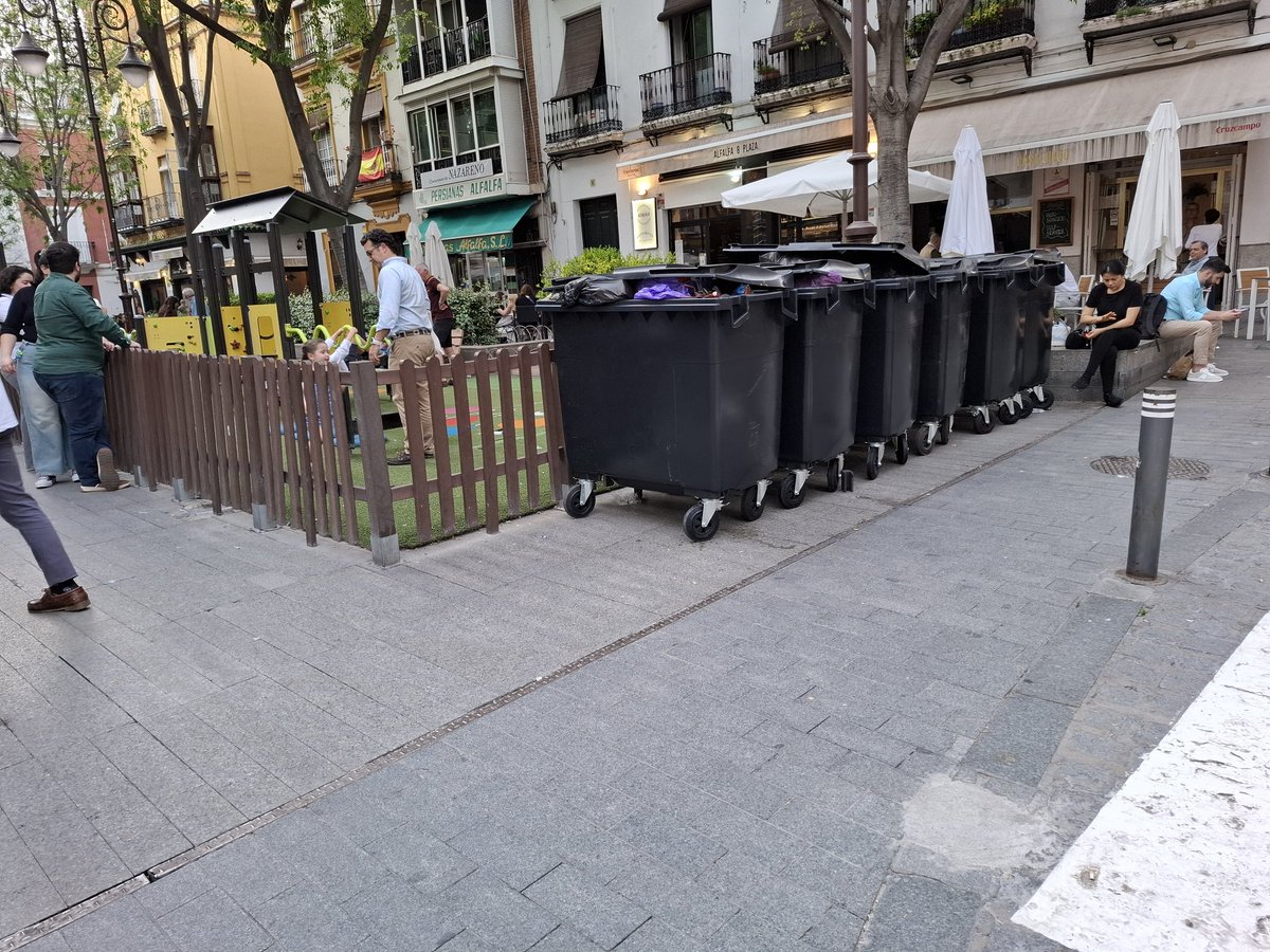 DavidLp32705032's tweet photo. El pasado verano ls vecinos d la Alfalfa asistimos estupefactos a cómo el Ayto. colocaba 1 buen número d contenedores d basura pegados al Parque Infantil. La Sra. @eveliarincon terminó disculpándose y quitándolos. Pero ayer, voila, han vuelto a colocar 6 contenedores donde mismo. https://t.co/EspD6H0B45