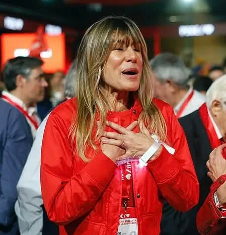 DLPEspana's tweet image. 🔴🔴Gracias a españoles de mi cuerda que me quieren mucho y me respetan me voy a nacionalizar en la República Dominicana.

🔴🔴¡gracias, gracias, gracias a mi marido y a los CIEN AÑOS DE HONRADEZ DE MI PARTIDO EL PARTIDO DE LOS "pobres".

👇👇👇