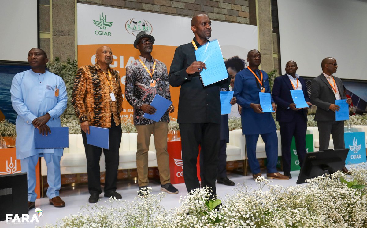 CORAFNews's tweet photo. Un grand pas pour l’innovation agricole en Afrique
Lors de la #CGIARScienceWeek, le #CORAF, #FARA, #ASARECA et #AFAAS ont signé un partenariat stratégique avec le @CGIAR pour accélérer la transformation numérique de l’agriculture et renforcer l’écosystème des connaissances. https://t.co/Uqw1QkRBZ1