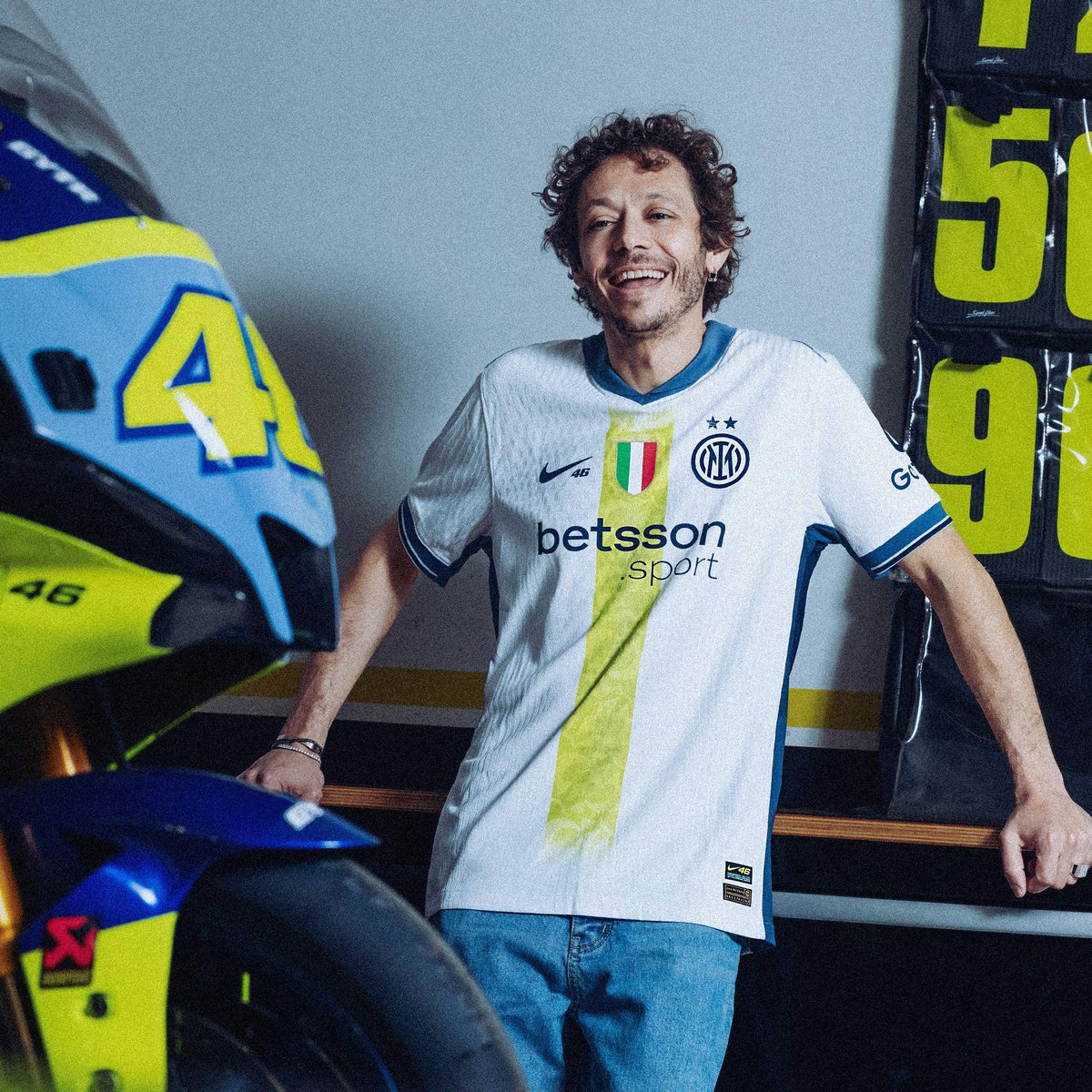 DAZNFutbol's tweet photo. Inter x VR46 😍

Camiseta edición especial Valentino Rossi por el 46° cumpleaños del piloto italiano con detalles de su carrera 🙌

El Inter la usará contra el Cagliari este sábado 🎁 https://t.co/6IS2KPpLSD