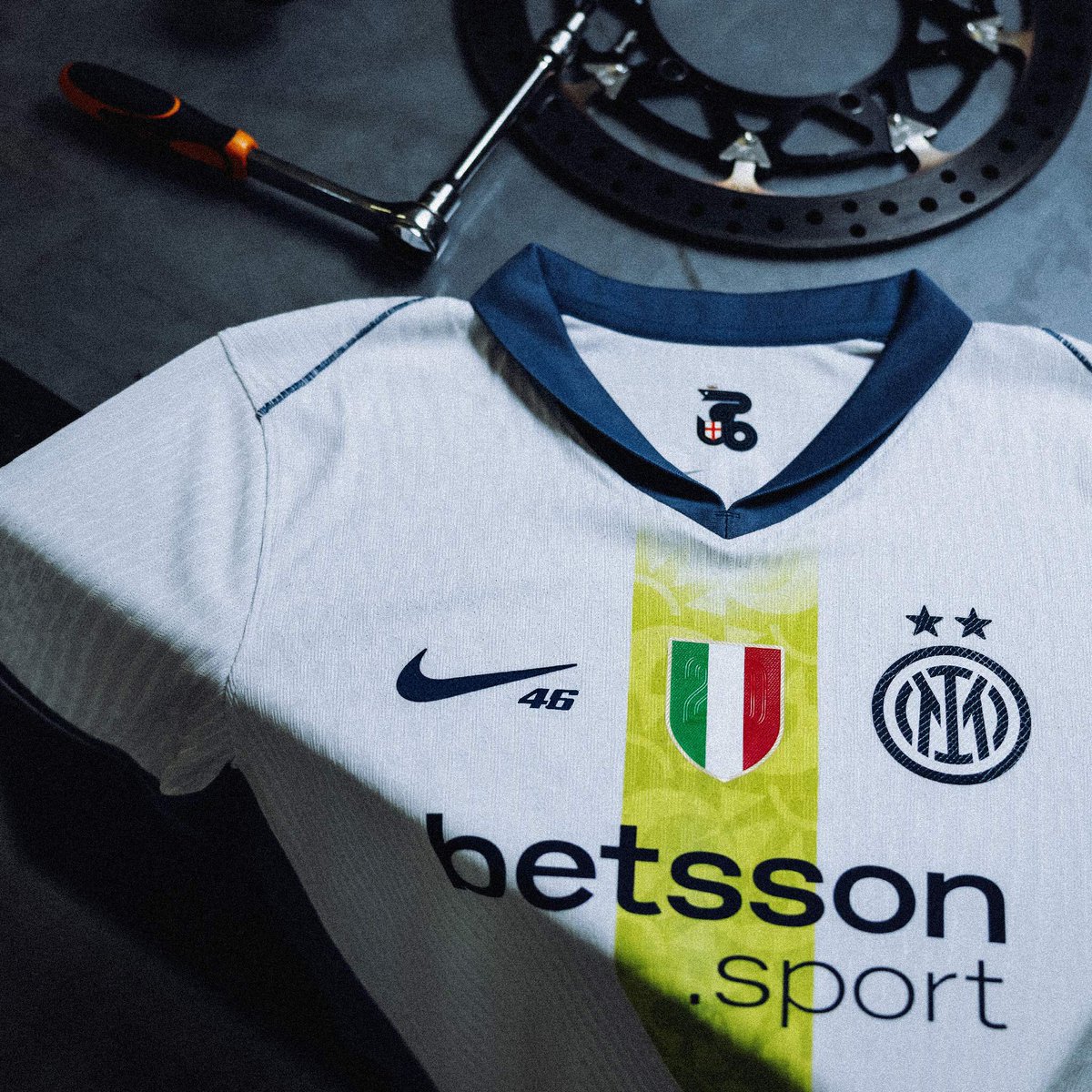 DAZNFutbol's tweet photo. Inter x VR46 😍

Camiseta edición especial Valentino Rossi por el 46° cumpleaños del piloto italiano con detalles de su carrera 🙌

El Inter la usará contra el Cagliari este sábado 🎁 https://t.co/6IS2KPpLSD