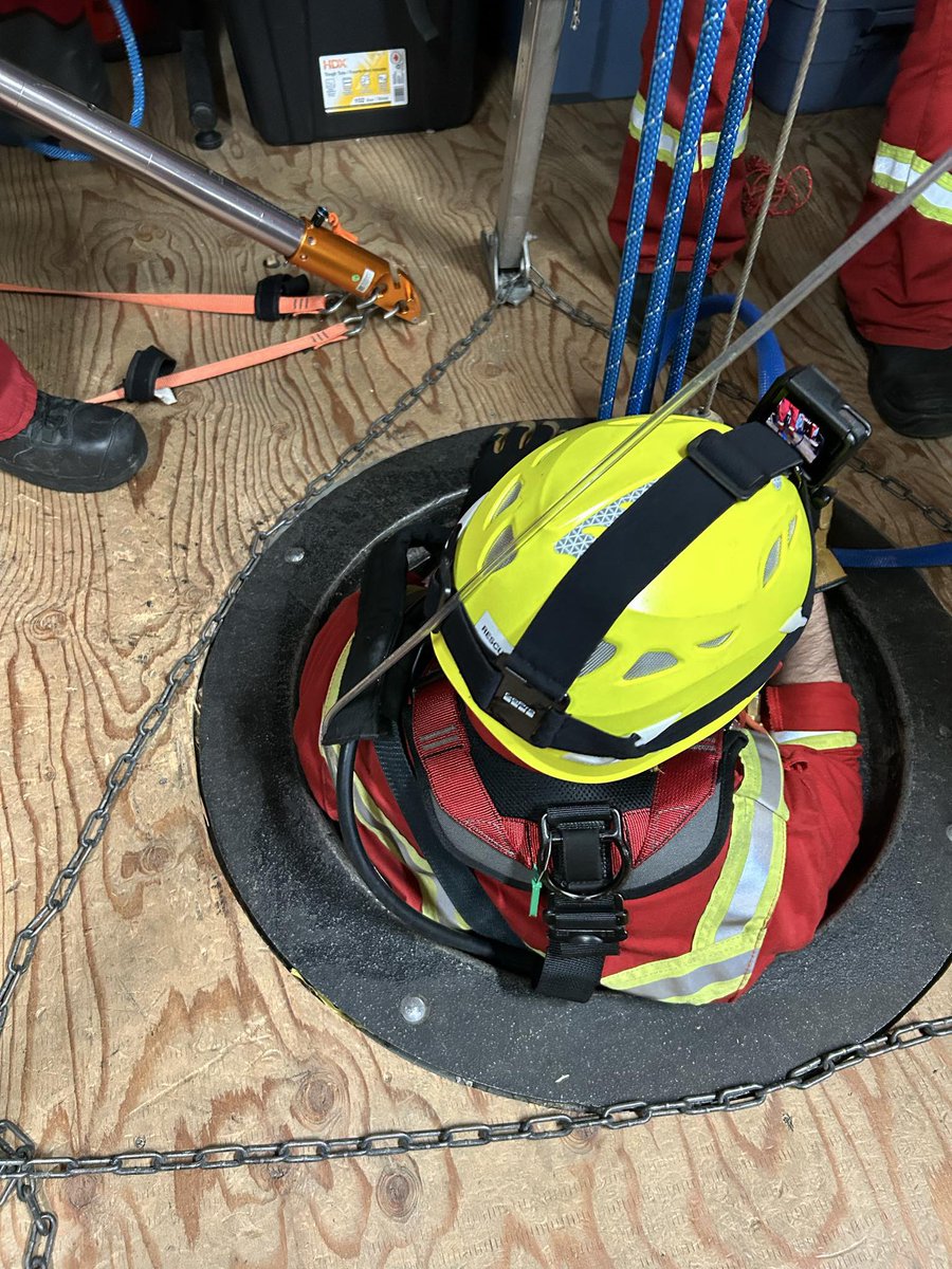 hfxfirefighters's tweet image. Week 3 of the Technical Rescue course focused on confined space — some of the toughest, most dangerous scenarios @hfxfirefighters train for. These low-frequency, high-risk incidents require precision, teamwork, and preparation.

#hfxfirefighters #confinedspace #technicalrescue