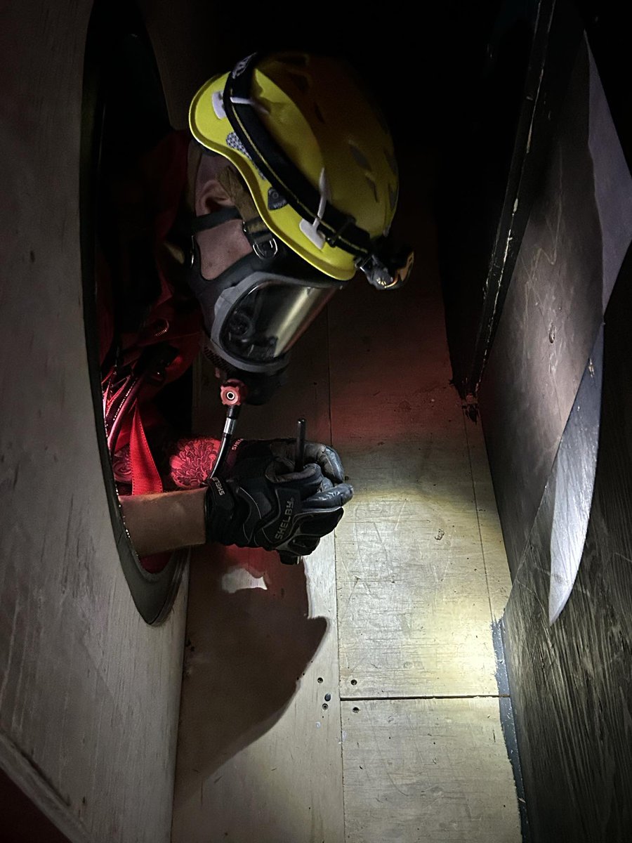 hfxfirefighters's tweet image. Week 3 of the Technical Rescue course focused on confined space — some of the toughest, most dangerous scenarios @hfxfirefighters train for. These low-frequency, high-risk incidents require precision, teamwork, and preparation.

#hfxfirefighters #confinedspace #technicalrescue