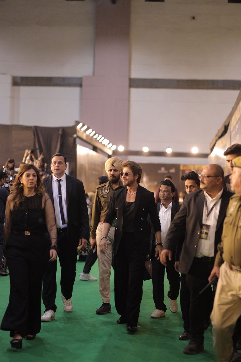 TeamSRKWarriors's tweet photo. The Walk of Fame 👑❤️

#ThrowbackThursday #ShahRukhKhan https://t.co/2LbXsns102