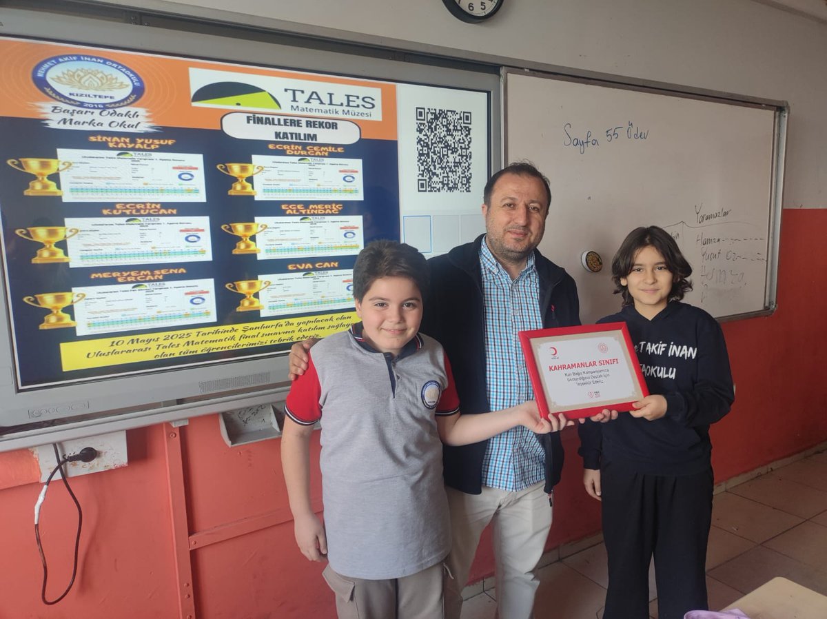 Kan bağışı Kampanyası'na en fazla desteği sağlayan 5-E Sınıfı velileri adına sevgili öğrencilerimiz  "KAHRAMANLAR SINIFI" Belgelerini aldılar.