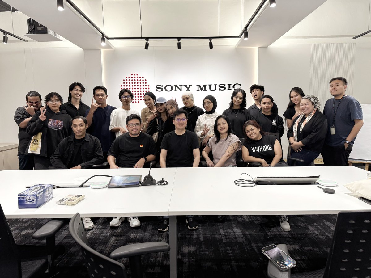 Malam Galau Records x Sony Music Malaysia, HERE WE GO!

Misi elevate local products starts today (6 months ago actually, cuma pening kepala banyak kerja mula hari ini).

Let's go, <a href="/PatriotsMY/">PATRIOTS</a> <a href="/wearekazim/">𝐊𝐀𝐙!𝐌</a> <a href="/rijeumy/">Rijeu Band</a> <a href="/thisisnemesys/">𝗡𝗘𝗠𝗘𝗦𝗬𝗦</a> &amp; <a href="/haneefflee/">hani zulkifli</a>!