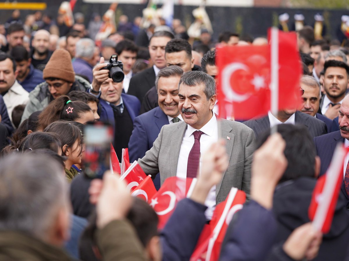 tcmeb's tweet photo. Millî Eğitim Bakanı @Yusuf__Tekin, Selin Şahin Ortaokulunun Açılış Törenine Katıldı

Hayırsever Şahin ailesi tarafından yapılan okulun açılışında konuşan Bakan Tekin, “Sivil toplum örgütlerimiz, gerçek ve tüzel kişilikler taşın altına elini koydu, sorumluluk alarak okullar, derslikler yaptı. Okullarımıza donatım malzemeleri hibe etti. Bu sayede Türkiye, şu anda uluslararası göstergelerin tamamında gerek fiziki altyapı gerek teknolojik altyapı itibarıyla dünyaya örnek gösterilecek ülkeler arasında yer aldı.” dedi.

📍Çorum

👉🏻 https://t.co/3WdtPNoxB8