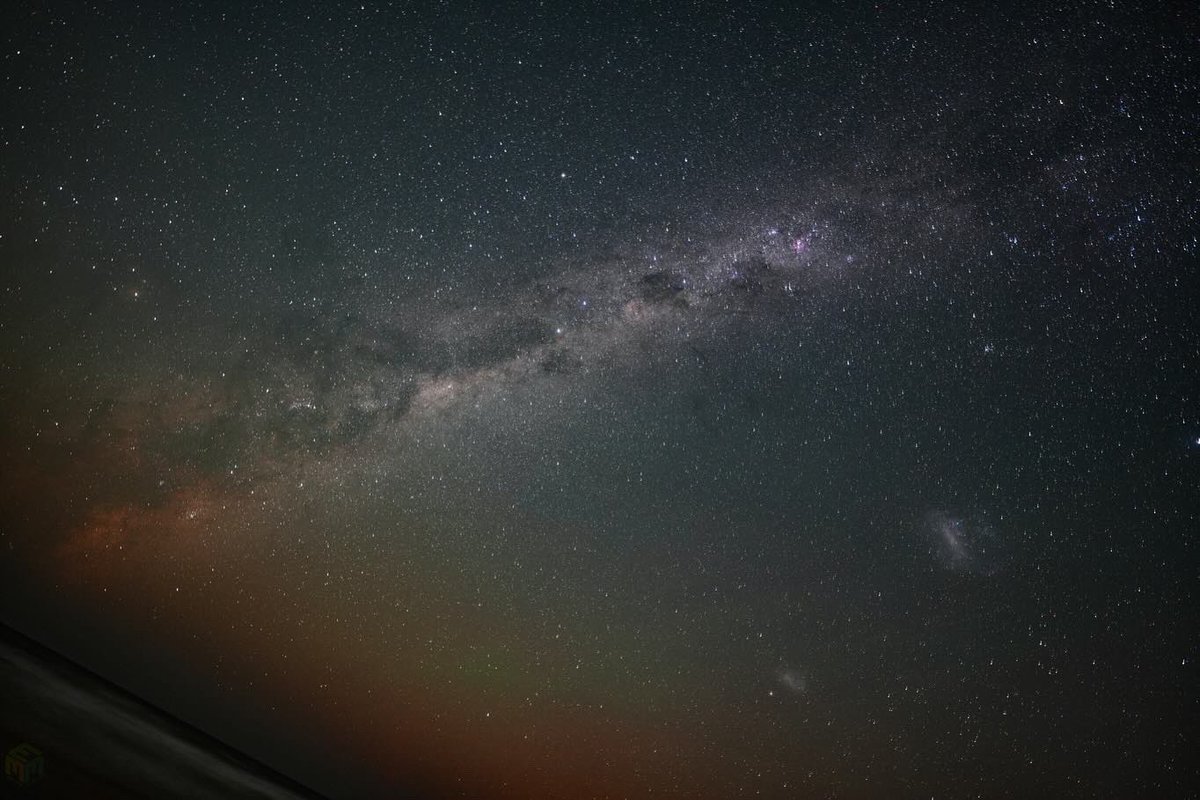 ForesterSujita's tweet photo. We saw you, Aurora Australis,
dancing in the sacred skies above the lands of the Wadawurrung people—
here in Naarm, where midnight wore
a soft blush of pink,
and the Milky Way spilled across the heavens like ancient stardust.
#natureisamazing #chasingaurora https://t.co/1zMPmQbNlF