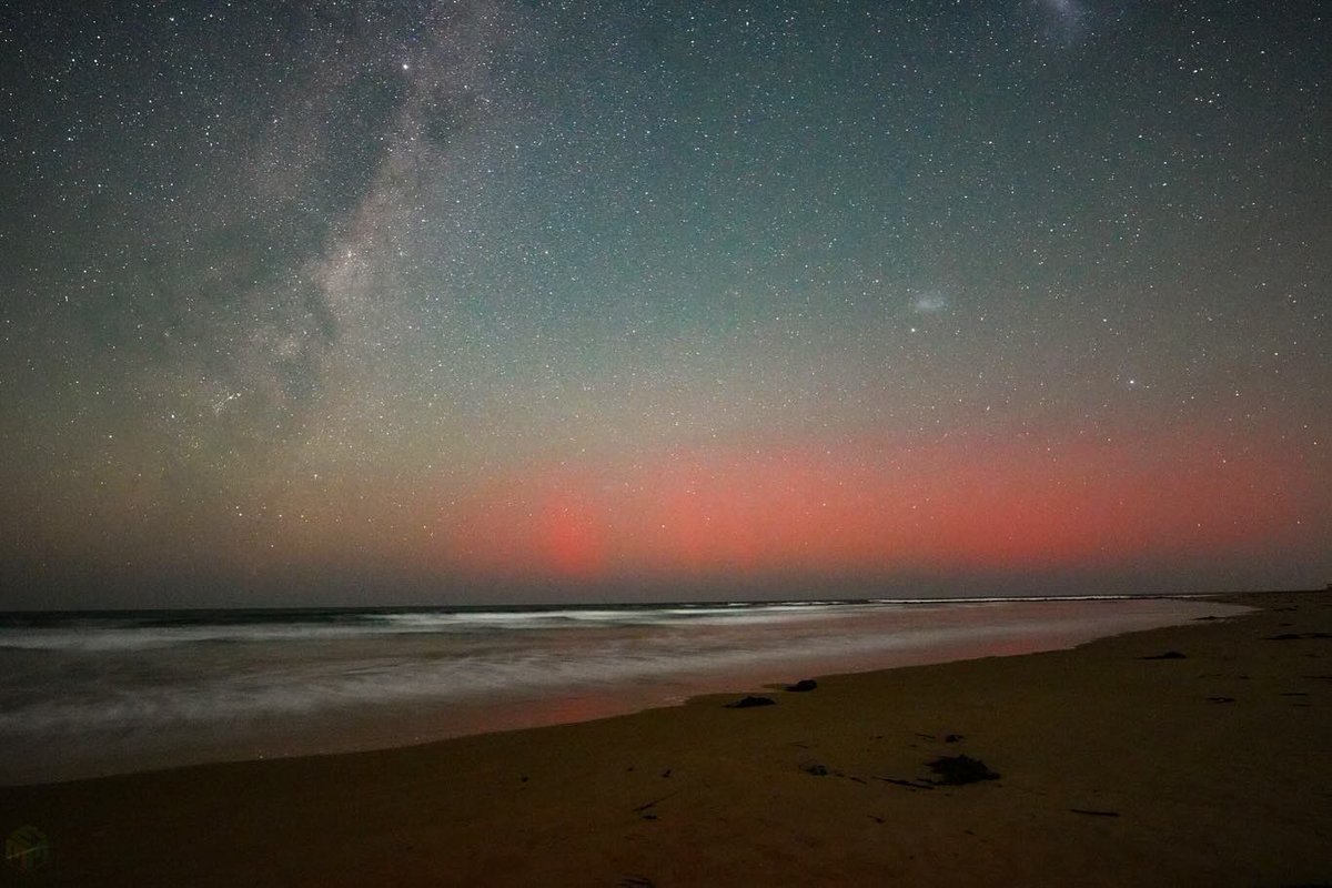 ForesterSujita's tweet photo. We saw you, Aurora Australis,
dancing in the sacred skies above the lands of the Wadawurrung people—
here in Naarm, where midnight wore
a soft blush of pink,
and the Milky Way spilled across the heavens like ancient stardust.
#natureisamazing #chasingaurora https://t.co/1zMPmQbNlF