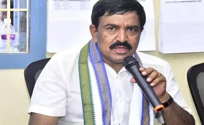 Dollar_567's tweet photo. నీ పుట్టాక గురించి అసెంబ్లీ సాక్షిగా తప్పుగా మాట్లాడిన ద్వారంపూడి చంద్రశేఖర్ రెడ్డి పై ఎన్ని కేసులు పెట్టారు?? @naralokesh 

@ncbn @JaiTDP https://t.co/MJNitybgJh
