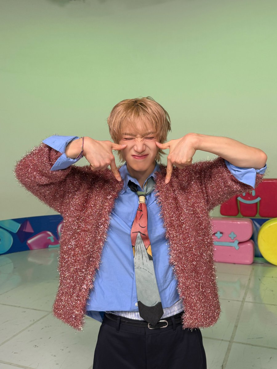 이번 2집 앨범 스터너 함께해 주신 모든 여러분에게 감사 말씀 드립니다.

두 번째 앨범은 어떻게 보면 더 부담스럽고 긴장되는 앨범이지만 같이 함께해 주는 댄서, 스탭분들께서 용기 주셔서 잘 마무리 된 것 같습니다.

우리 팬분들도 제게 엄청 큰 에너지, 용기 주셔서 앞으로도 좋은 모습을