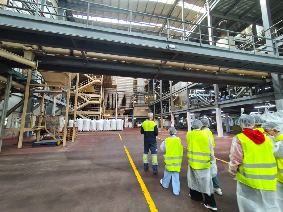 El grupo Tejedor Lázaro nos abrió sus puertas a través del Programa “Empresa Familiar en las Aulas”.Nos acercamos a la realidad del tejido empresarial, intentando despertar el interés por el emprendimiento y la actividad empresarial.
¡Gracias!
#escuelaruralescuelagenial