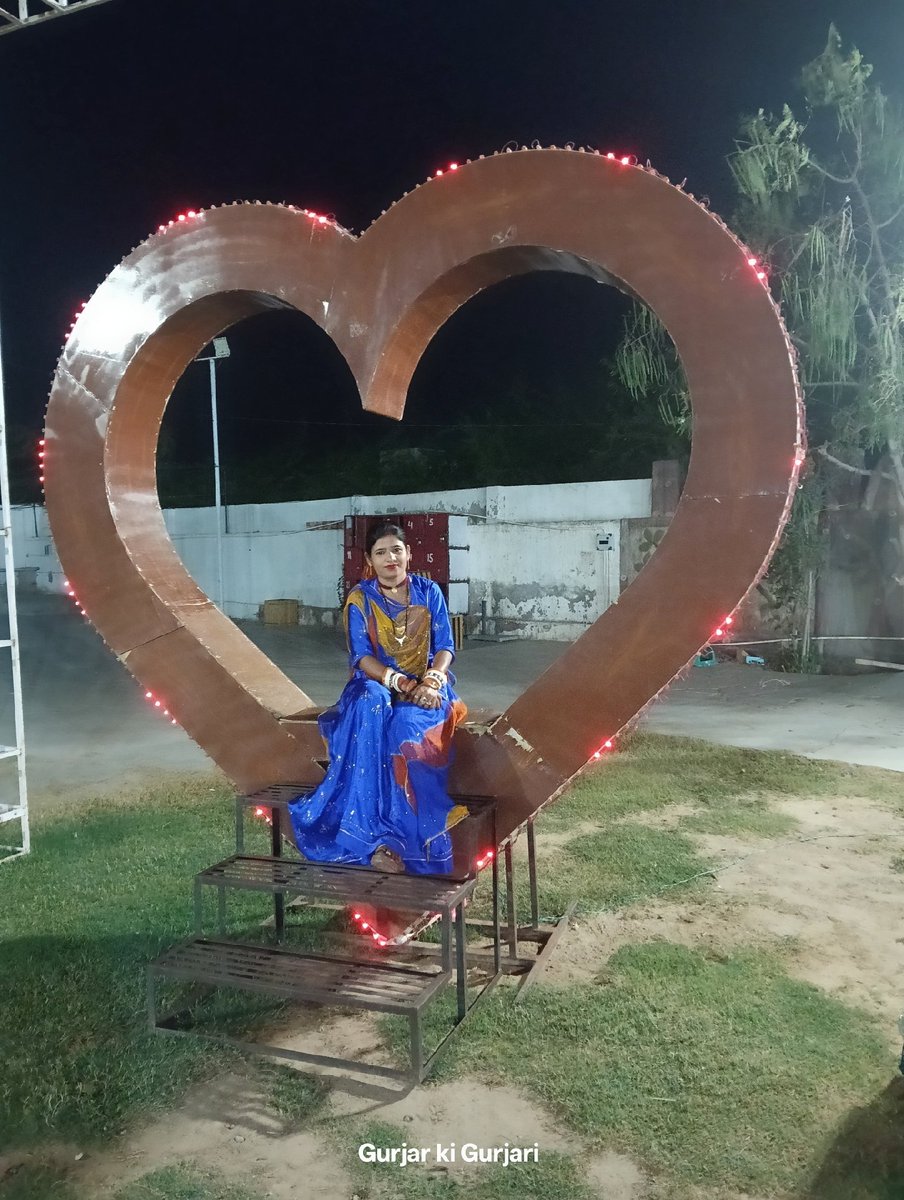 माना कि सादगी का दौर नहीं…मगर सादगी से अच्छा कुछ और नहीं........❤️😊