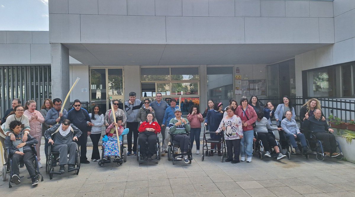 Agradecemos el gesto de la Hermandad de la Mortaja <a href="/SgdaMortaja/">Hdad Sagrada Mortaja</a>, por la donación de cuatro palmas, para que las portemos en el cortejo de la procesión <a href="/Fund_SanPelayo/">Fundación San Pelayo</a> en la que participamos el Viernes de Dolores. Os deseamos buena Estación de Penitencia #SSantaSevilla25.