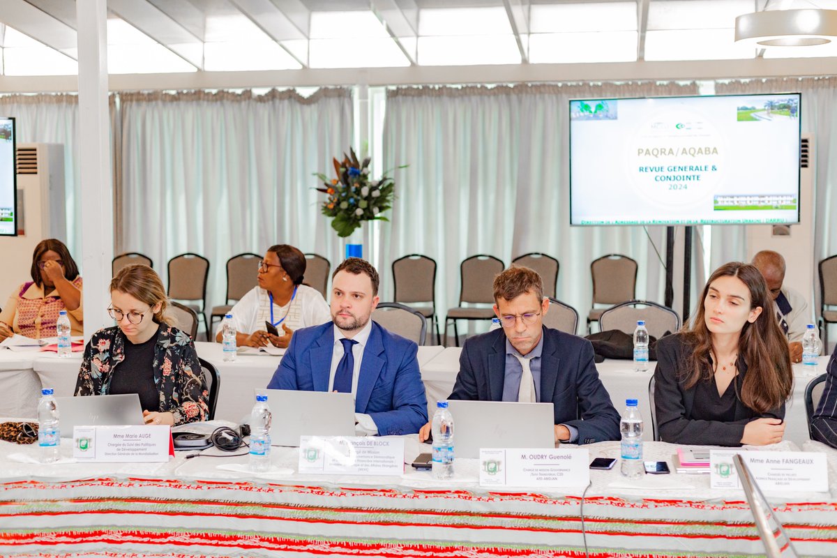 3ème jour des ateliers de la Revue Générale et Conjointe des projets C2D au Complexe Hôtelier Palm Club.
Les travaux ont débuté par le Projet d'Aménagement des Quartiers Restructurés d'Abidjan (PAQRA), Etudes et Pilotage, MAKORE, Gouvernance Financière, ICC et Assainissement.