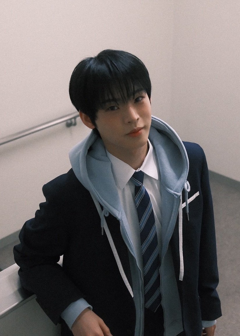 urlaundry's tweet photo. 선배의눈을하고서...
이렇게커엽게생겨도되는거임 ................. https://t.co/jbCRKgPHci