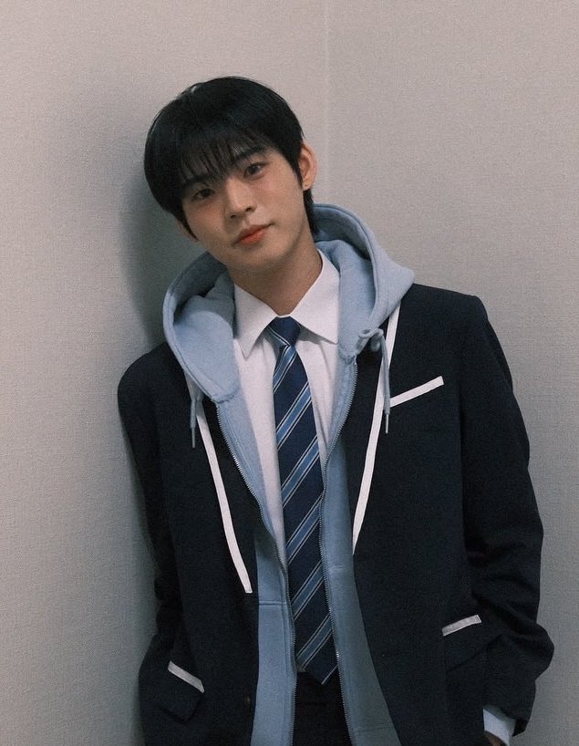urlaundry's tweet photo. 선배의눈을하고서...
이렇게커엽게생겨도되는거임 ................. https://t.co/jbCRKgPHci