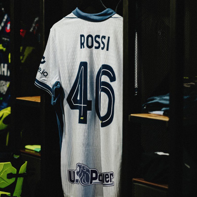 idextratime's tweet photo. ✅ RESMI : Inter Milan merilis jersey away spesial untuk salah satu penggemar terberat mereka yang berulang tahun ke-46, Valentino Rossi. 🇮🇹

Jersey ini akan dikenakan di laga vs Cagliari pada 12 April mendatang. https://t.co/76kCLQuk5m