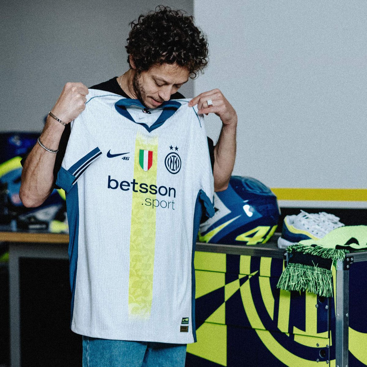 idextratime's tweet photo. ✅ RESMI : Inter Milan merilis jersey away spesial untuk salah satu penggemar terberat mereka yang berulang tahun ke-46, Valentino Rossi. 🇮🇹

Jersey ini akan dikenakan di laga vs Cagliari pada 12 April mendatang. https://t.co/76kCLQuk5m