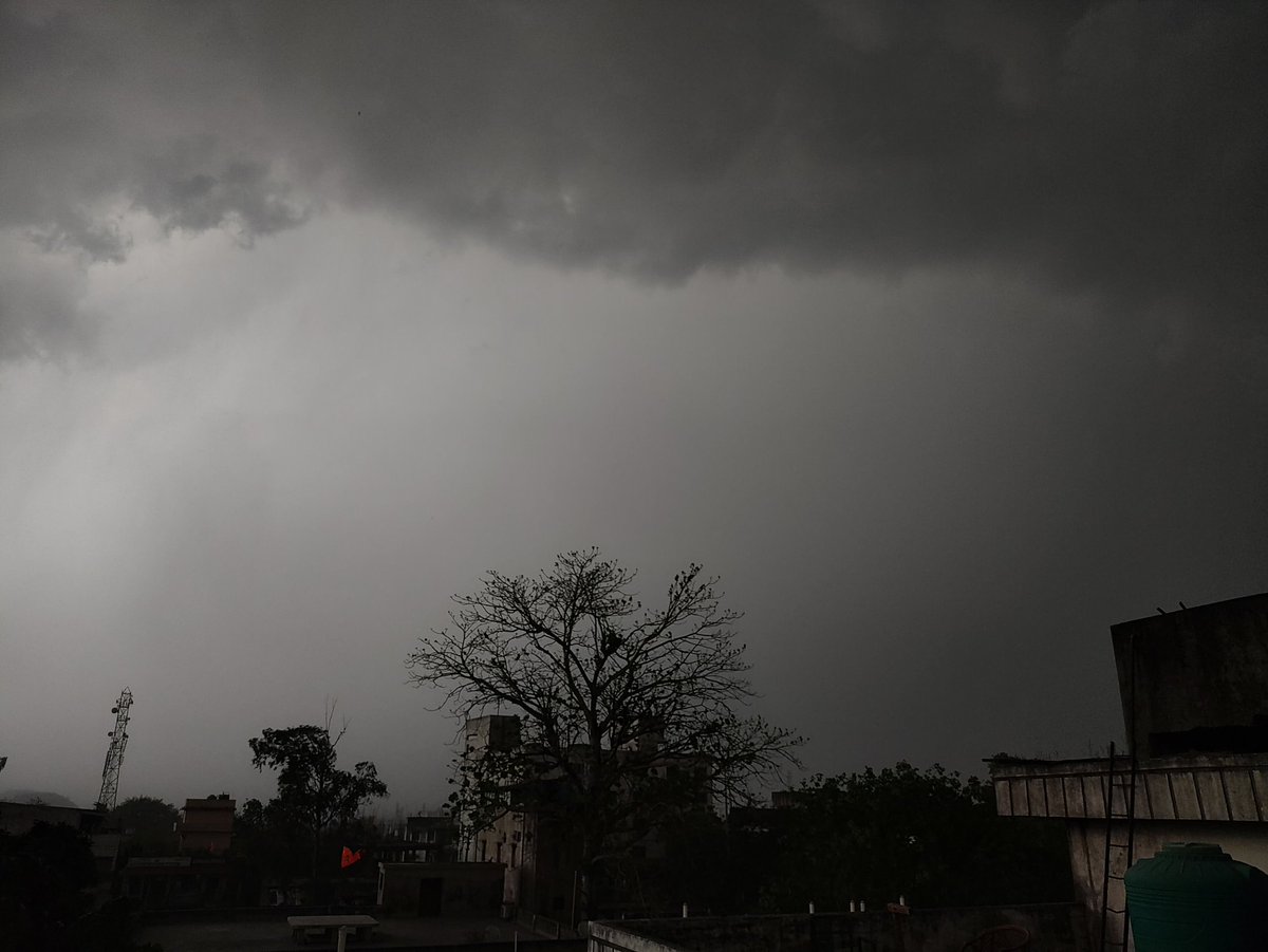 Monsoontv_india's tweet photo. Intense norvester #thundersquall #thunderstorm over #Bihar #jharkhand
Video from #Dhanbad
Credit -- @TheLightningzon
@SkymetWeather @Arab_Storms @WeatherRadar_IN @dineshsundlia @ramanathan4548 @CycloneAnalyser https://t.co/GPWhJf7C3x