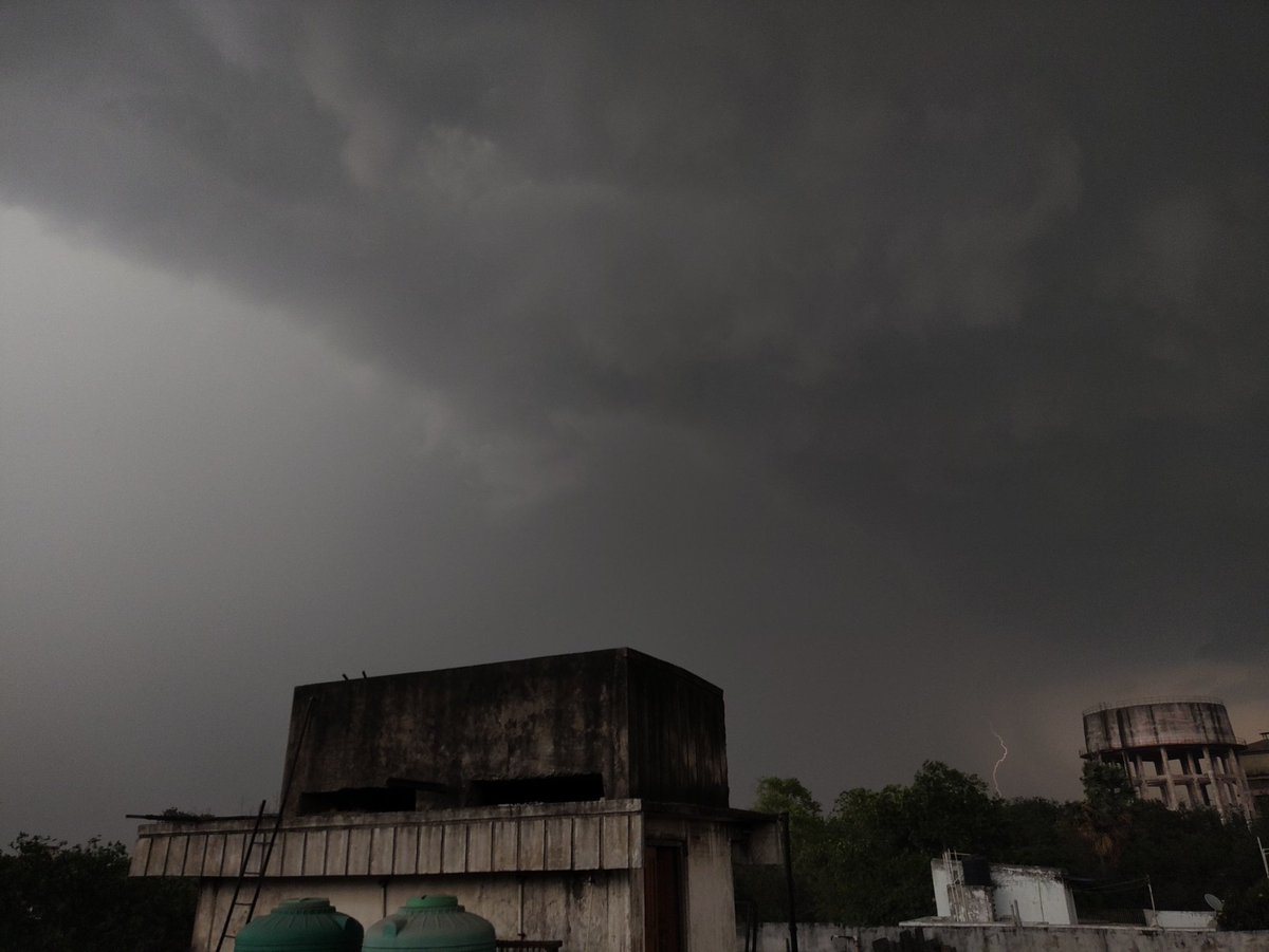 Monsoontv_india's tweet photo. Intense norvester #thundersquall #thunderstorm over #Bihar #jharkhand
Video from #Dhanbad
Credit -- @TheLightningzon
@SkymetWeather @Arab_Storms @WeatherRadar_IN @dineshsundlia @ramanathan4548 @CycloneAnalyser https://t.co/GPWhJf7C3x