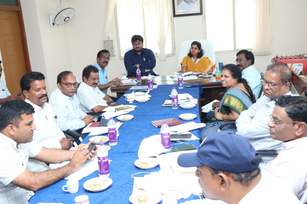 Collector_NLG's tweet photo. ✅దర్తి ఆబా జన జాతీయ గ్రామ ఉత్కర్ష అభియాన్ పథకం కింద గిరిజన తండాలు, వెనుకబడిన గిరిజన గ్రామాలలో మౌలిక వసతుల కల్పనకు గాను కార్యాచరణ ప్రణాళికతో పాటు, అంచనాలు రూపొందించాలని జిల్లా కలెక్టర్ 
#ఇలాత్రిపాఠి అధికారులను ఆదేశించారు.దర్తి ఆబా యోజన పథకం కింద కల్పించే  మౌలిక వసతుల విషయమై గురువారం ఆమె నల్గొండ జిల్లా, పెద్దవూర మండలం, నందికొండ మున్సిపల్ కార్యాలయంలో సంబంధిత అధికారులతో సమన్వయ సమావేశం నిర్వహించారు.
@TelanganaCMO I @IPRTelangana I @TelanganaCS  I @iLa_TRiPaTHi
