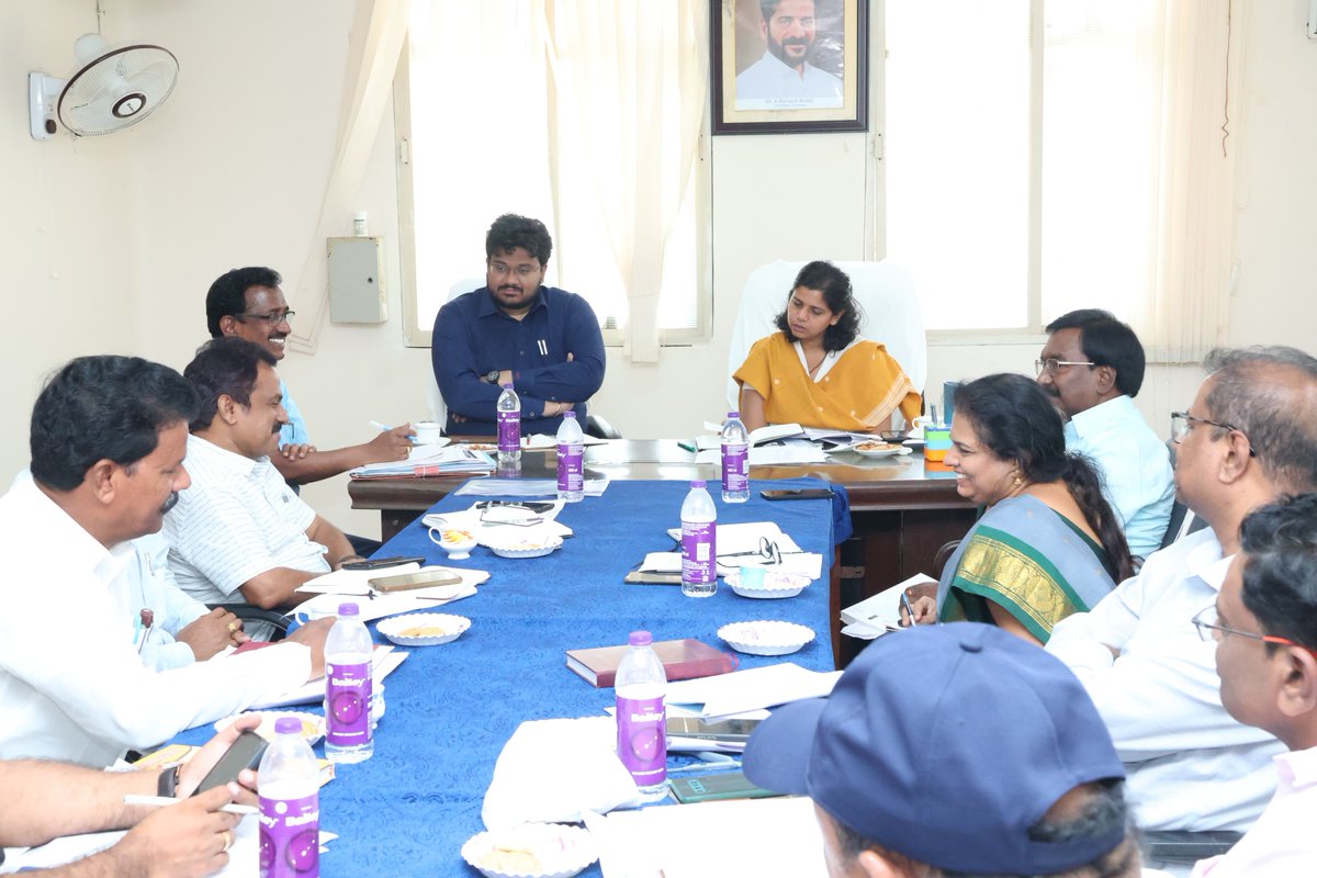 Collector_NLG's tweet photo. ✅దర్తి ఆబా జన జాతీయ గ్రామ ఉత్కర్ష అభియాన్ పథకం కింద గిరిజన తండాలు, వెనుకబడిన గిరిజన గ్రామాలలో మౌలిక వసతుల కల్పనకు గాను కార్యాచరణ ప్రణాళికతో పాటు, అంచనాలు రూపొందించాలని జిల్లా కలెక్టర్ 
#ఇలాత్రిపాఠి అధికారులను ఆదేశించారు.దర్తి ఆబా యోజన పథకం కింద కల్పించే  మౌలిక వసతుల విషయమై గురువారం ఆమె నల్గొండ జిల్లా, పెద్దవూర మండలం, నందికొండ మున్సిపల్ కార్యాలయంలో సంబంధిత అధికారులతో సమన్వయ సమావేశం నిర్వహించారు.
@TelanganaCMO I @IPRTelangana I @TelanganaCS  I @iLa_TRiPaTHi