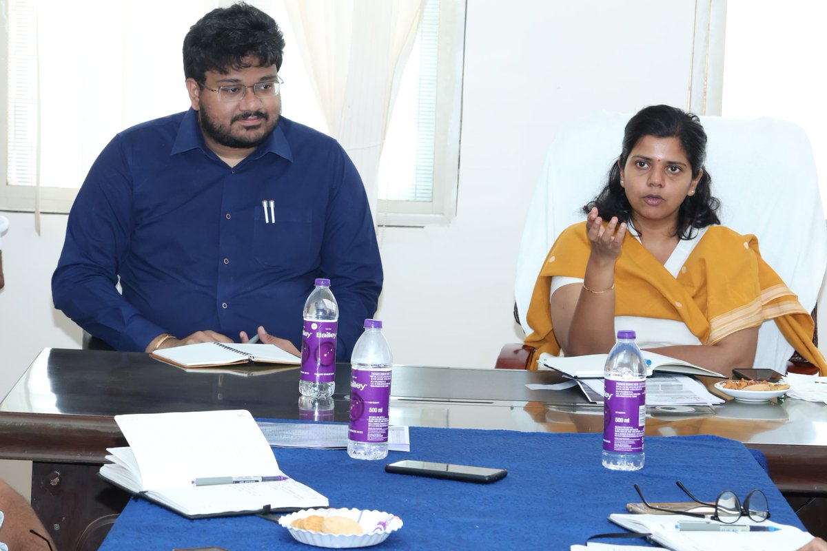 Collector_NLG's tweet photo. ✅దర్తి ఆబా జన జాతీయ గ్రామ ఉత్కర్ష అభియాన్ పథకం కింద గిరిజన తండాలు, వెనుకబడిన గిరిజన గ్రామాలలో మౌలిక వసతుల కల్పనకు గాను కార్యాచరణ ప్రణాళికతో పాటు, అంచనాలు రూపొందించాలని జిల్లా కలెక్టర్ 
#ఇలాత్రిపాఠి అధికారులను ఆదేశించారు.దర్తి ఆబా యోజన పథకం కింద కల్పించే  మౌలిక వసతుల విషయమై గురువారం ఆమె నల్గొండ జిల్లా, పెద్దవూర మండలం, నందికొండ మున్సిపల్ కార్యాలయంలో సంబంధిత అధికారులతో సమన్వయ సమావేశం నిర్వహించారు.
@TelanganaCMO I @IPRTelangana I @TelanganaCS  I @iLa_TRiPaTHi