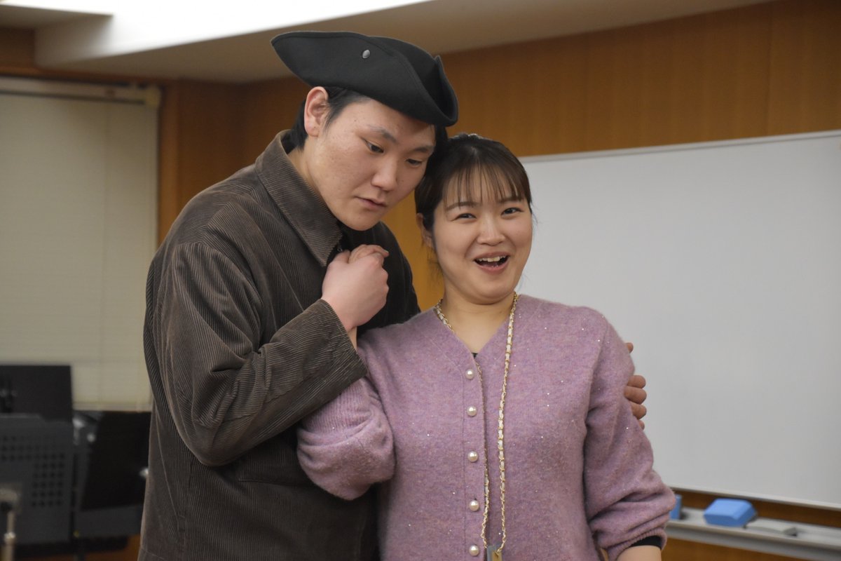OperaPittoresca's tweet photo. 《コジ・ファン・トゥッテ》の稽古が着々と進んでおります！
そんな稽古場の様子を少しづつお届けします✨✨

この日は2組のカップルの稽古でした。彼らの行く末が気になりますね、、、！

チケットのご購入はこちら⬇️
https://t.co/x6pzvgCChR

#OperaPittoresca
#CosiFanTutte
#仲良し姉妹👍 https://t.co/04yncbO5Hp