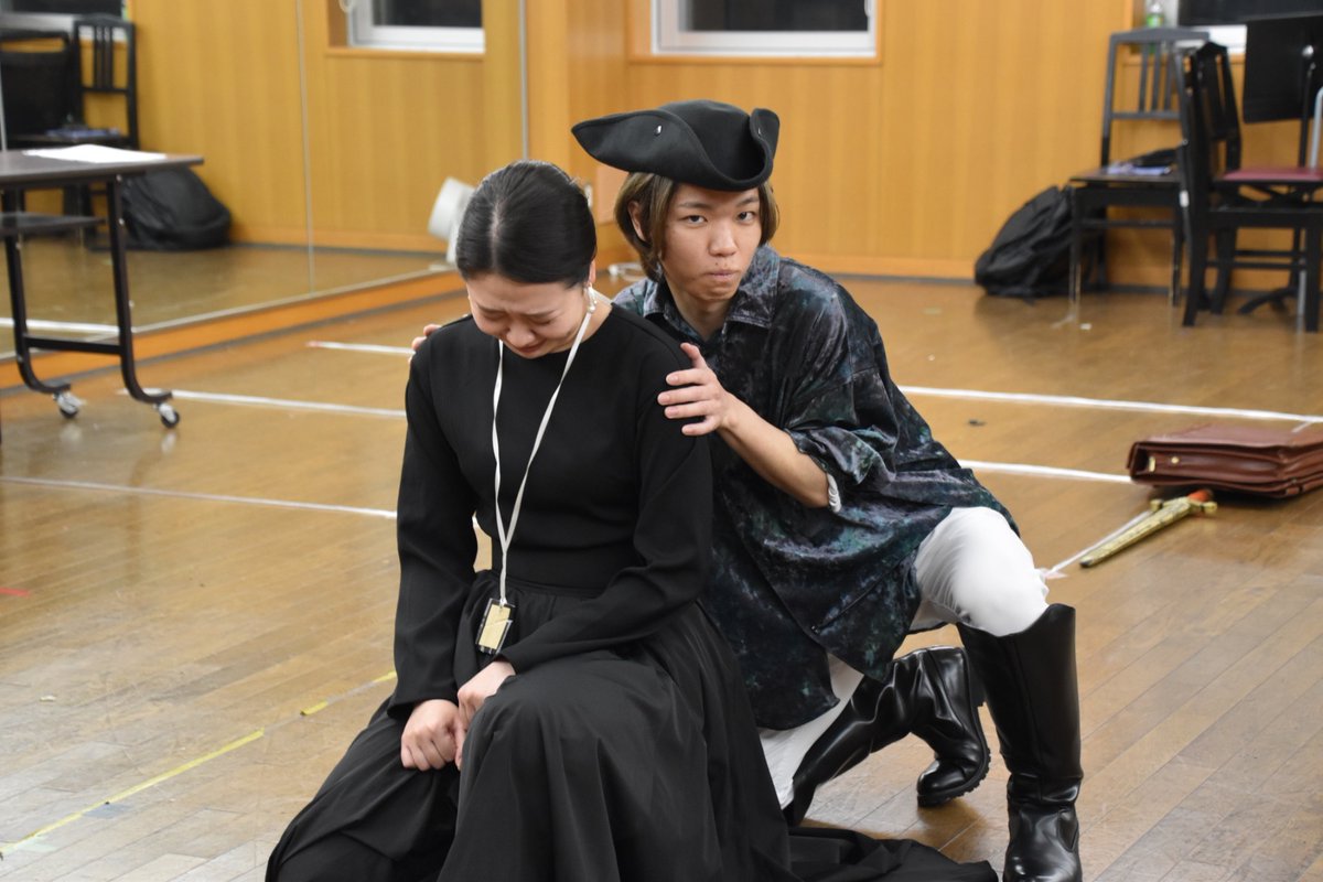 OperaPittoresca's tweet photo. 《コジ・ファン・トゥッテ》の稽古が着々と進んでおります！
そんな稽古場の様子を少しづつお届けします✨✨

この日は2組のカップルの稽古でした。彼らの行く末が気になりますね、、、！

チケットのご購入はこちら⬇️
https://t.co/x6pzvgCChR

#OperaPittoresca
#CosiFanTutte
#仲良し姉妹👍 https://t.co/04yncbO5Hp