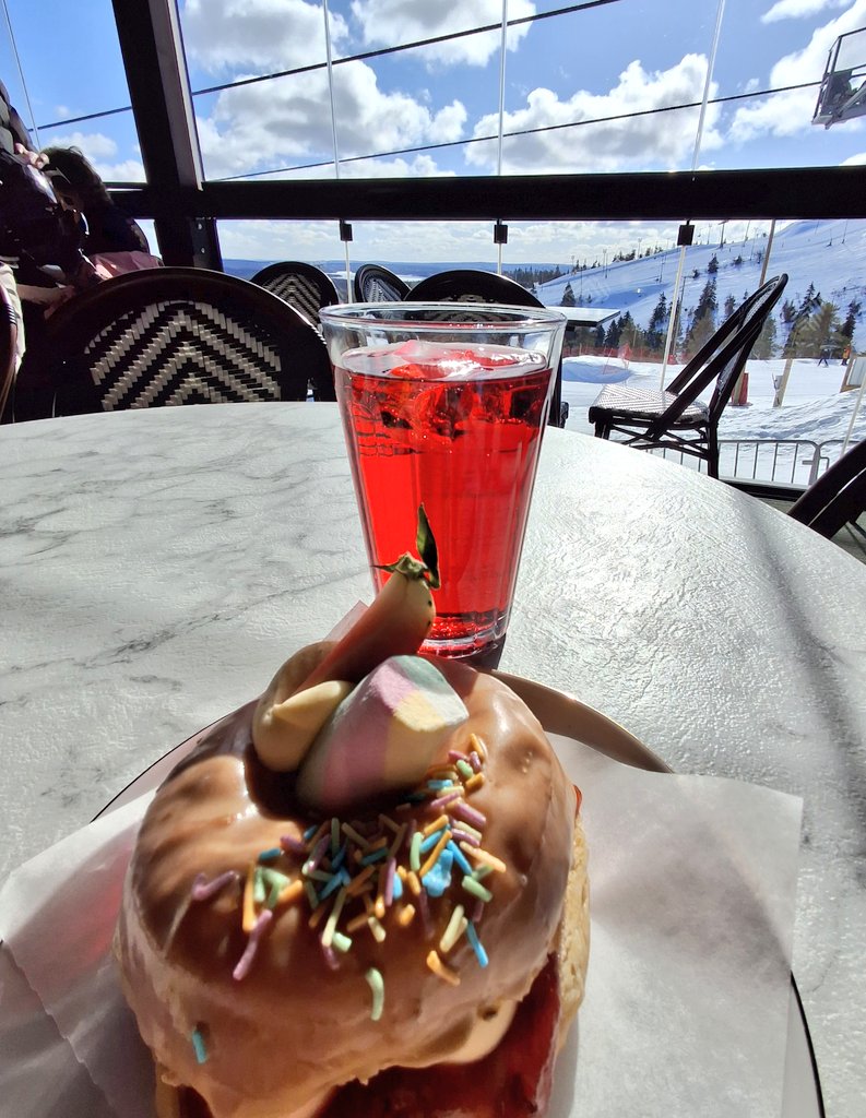 MikkoVanninen's tweet photo. Asiat voisi olla paljon huonomminkin. #AfterSki #Ruka https://t.co/MYv4VowL3Y