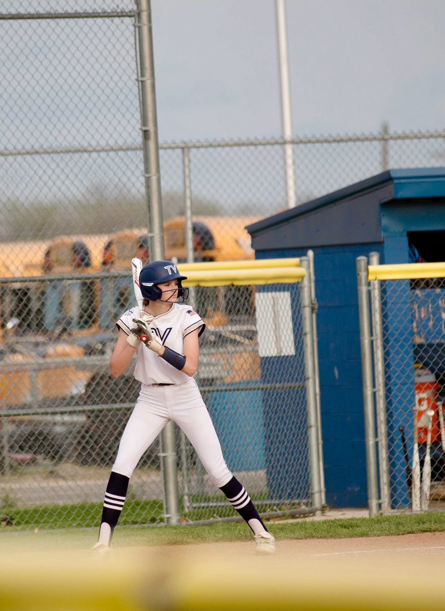 ohiolasersred08's tweet photo. Avery Stratton (2027 P/OF) with an outstanding performance last night with her Teays Valley Vikings. Avery went yard and hit two doubles. 😳 That’s 3 for 3 with 5RBIs. On the other side of the ball she pitched 4 innings with 6 strikeouts! 🔥🔥🔥 https://t.co/d8W6EECruf