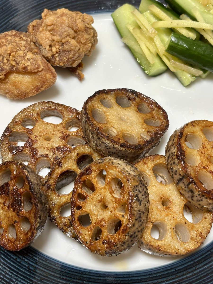 今日は、蓮根のきんぴら、きゅうりのナムル風、スーパーで買った鶏唐揚をワンプレートに。地味めな晩ごはんですが、うまかった🍚