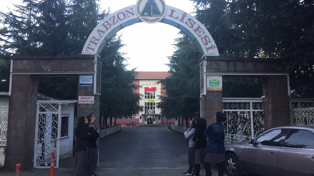 11. sınıftayken proje okulu adı altında çok sevdiğimiz öğretmenlerimizi bizden ayırmışlardı, aradan 8 sene geçti ama bu düzen maalesef ki değişmedi. bizler öğrencileri olarak bir bir masadan eksildik ve artık ortada masa diye de bir şey kalmadı galiba. #LisemeDokunma