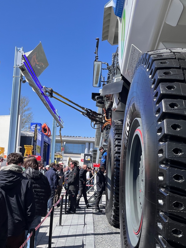 im_mining's tweet photo. .@Liebherr shared its electrification solutions for mining at #bauma2025, showcasing the T 264 #BatteryElectric truck &amp; R 9400 E electric excavator, the former shown with #PowerRail, Liebherr's class-agnostic #dynamiccharging concept https://t.co/v74dH7R4ed https://t.co/N55lPp2Qnd