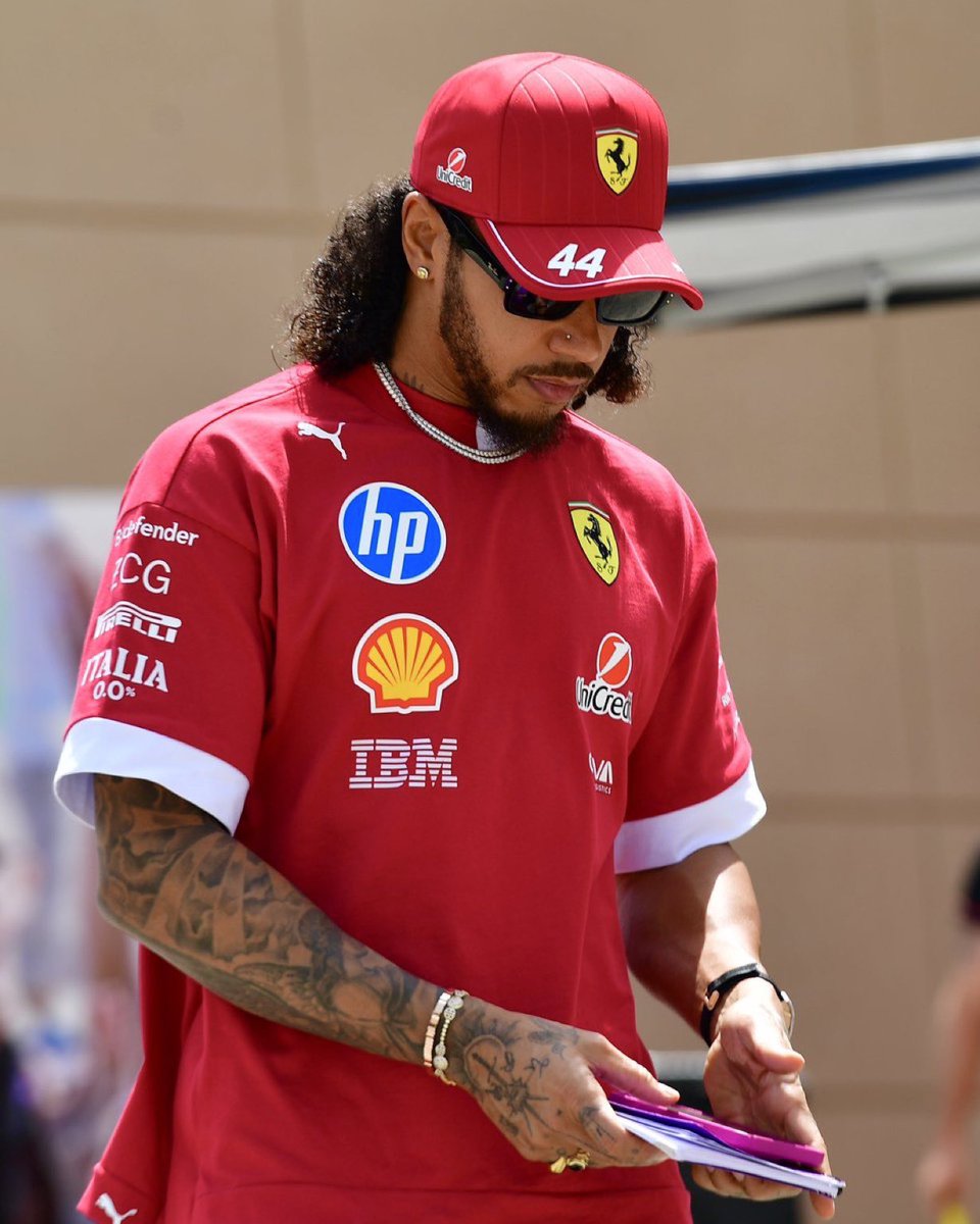 LewisHamArg44's tweet photo. Lewis Hamilton ya está en Bahrain 🇧🇭
Si se sacó las trenzas 😮‍💨 https://t.co/RiPaTd44sE