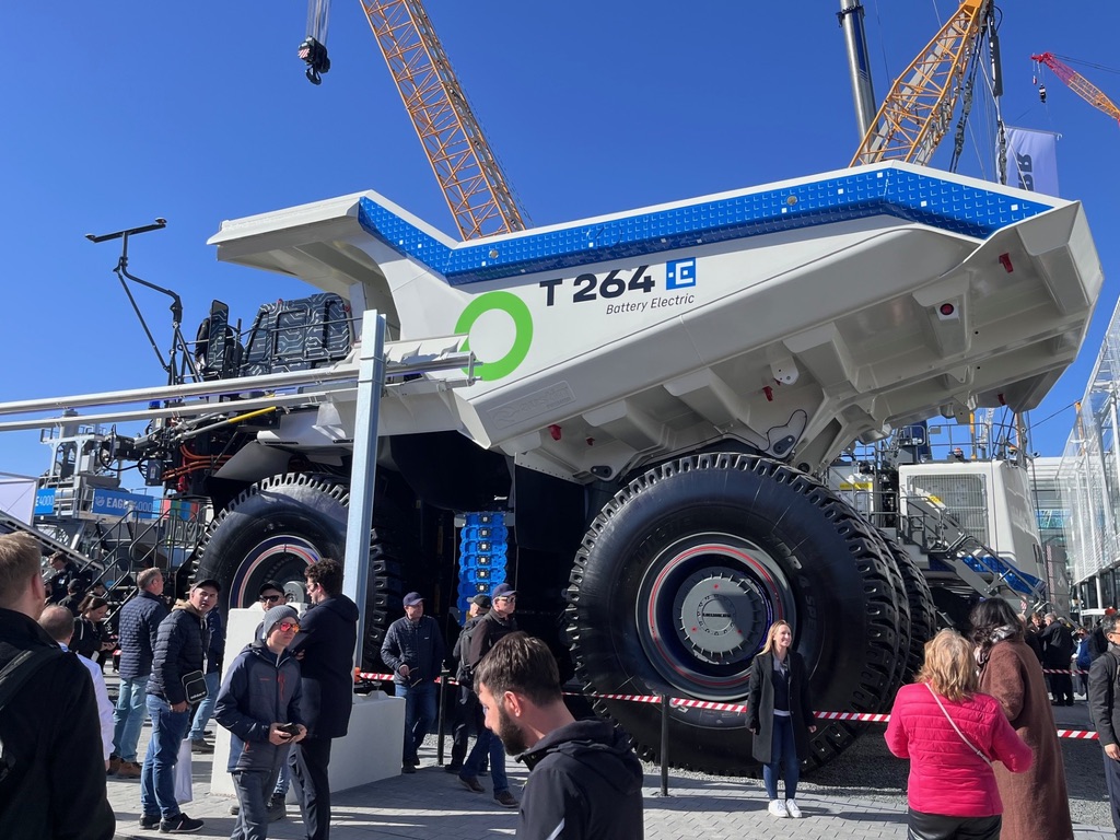 im_mining's tweet photo. .@Liebherr shared its electrification solutions for mining at #bauma2025, showcasing the T 264 #BatteryElectric truck &amp; R 9400 E electric excavator, the former shown with #PowerRail, Liebherr's class-agnostic #dynamiccharging concept https://t.co/v74dH7R4ed https://t.co/N55lPp2Qnd