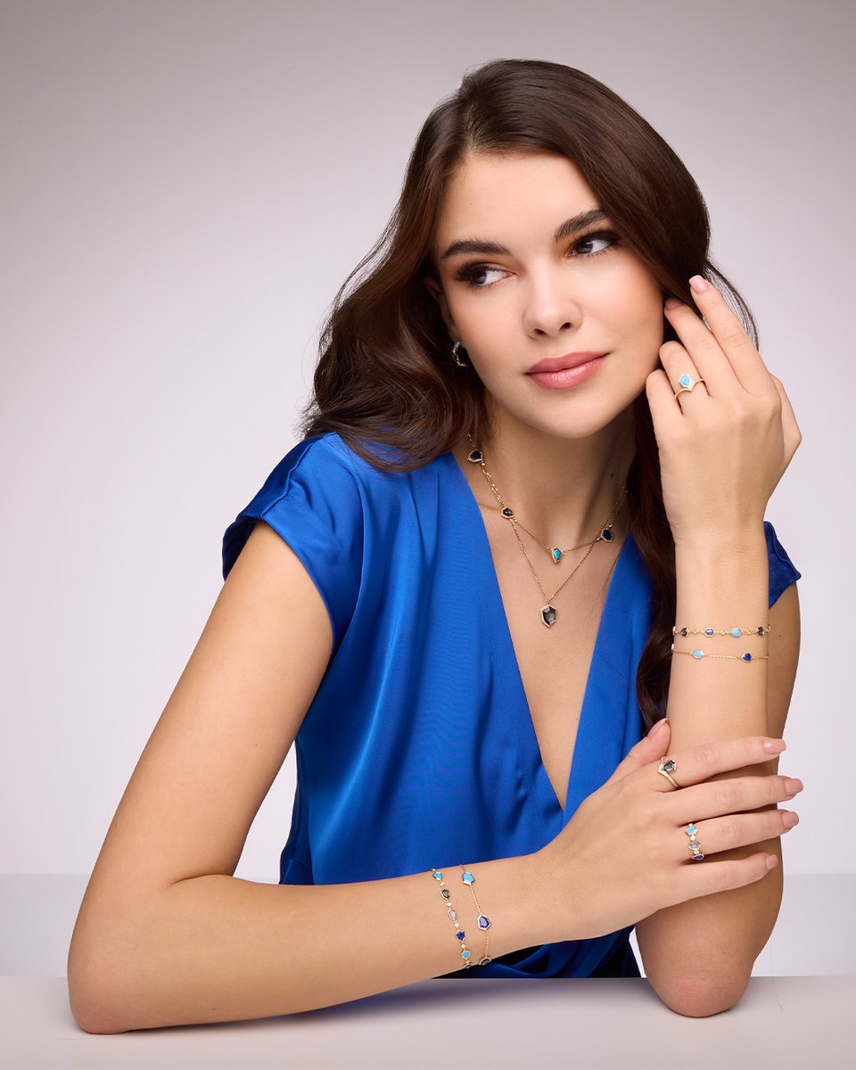 DamasJewellery's tweet image. مع تركيزها على التماثل والأنماط الهندسية المعقدة، تمزج هذه المجوهرات العصرية الألوان لتخلق طيفًا غنيًا من مجموعات الأحجار الكريمة النابضة بالحياة. متوفرة الآن في متاجر داماس 

#ColoursOfSpring #SpringByDamas #DamasJewellery #HouseOfJewelleryDesign