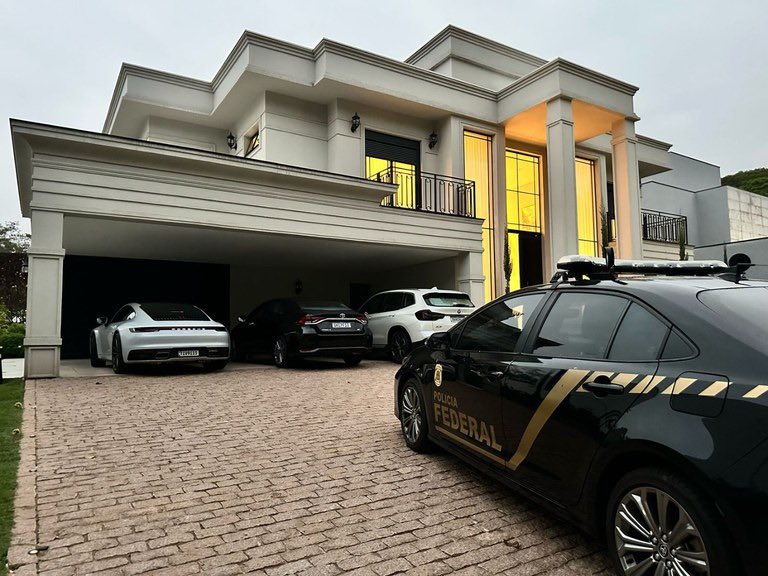 policiafederal's tweet photo. 🚨💸#OPERAÇÃOPF | PF reprime crimes de desvio de recursos públicos em Sorocaba/SP. Organização criminosa desviou recursos que eram destinados à saúde. Foram cumpridos 28 mandados de busca e apreensão, além do sequestro de bens no valor total de R$20 milhões. 

➡️Saiba mais: https://t.co/0QCE8Yvpri