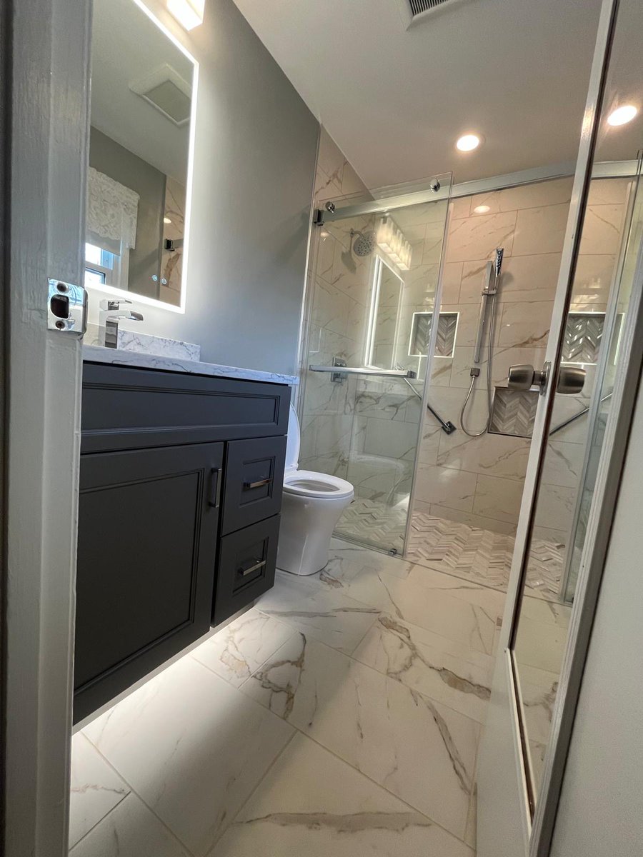 VKB_KitchenBath's tweet photo. Cozy meets luxury in this VKB bathroom remodel! ✨ Even small spaces can feel like high-end retreats with smart design—elegant tilework, sleek lighting, and clever storage.

Ready to create your own haven? 💬 DM us to get started!

#VKBKitchenAndBath #SmallSpaceDesign https://t.co/Yz5TqCnK2K