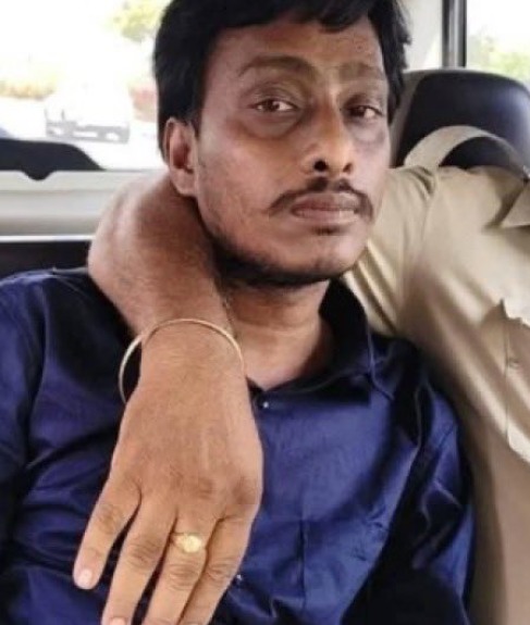 socialposttimes's tweet image. పోలీసులు ఐటీడీపీ కార్యకర్త చేబ్రోలు కిరణ్‌ను అరెస్ట్ చేశారు.
వైఎస్ జగన్ భార్య వైఎస్ భారతిపై అనుచిత వ్యాఖ్యలు చేసిన ఘటనపై ఈ అరెస్ట్ జరిగింది.                               #YSBharathi  
#ChebroluKiran  
#TDPvsYSRCP  
#AndhraPolitics  
#PoliticalControversy
#SocialPostTimes