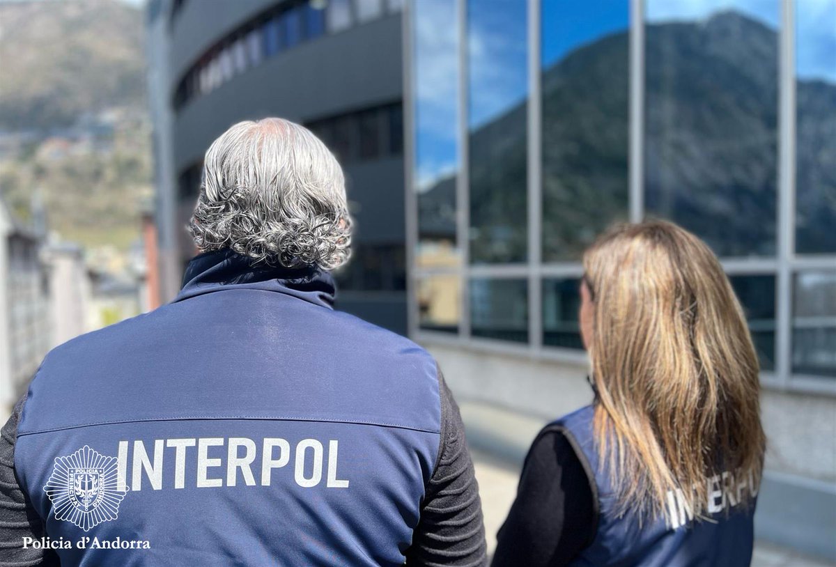andorra_policia's tweet photo. Detenim un home buscat per @INTERPOL_HQ i investigat per Xile per delictes relacionats amb el tràfic de drogues i la tinença il·legal d’una arma de fogueig modificada per disparar.
La #cooperació entre @policia i Policia d'Andorra ha estat essencial.
➕ℹ️➡️https://t.co/J4fjeekhUP https://t.co/s4wFslEFaC