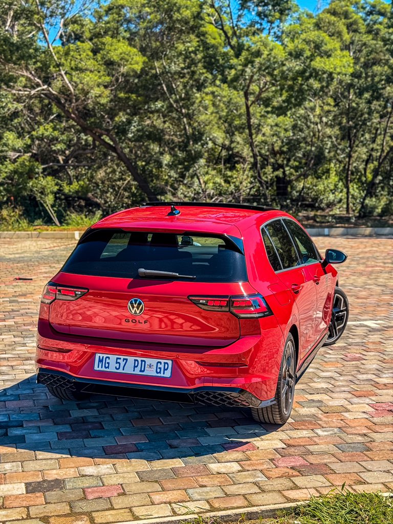 IamKumbi's tweet photo. The Golf 8.5 TSI starts at R580 000 with this R-Line Plus being the range topper coming in from R688 100.
#VWGolf2025 #GolfPressLaunch #TheIconIsBack https://t.co/fkjdteRjGb