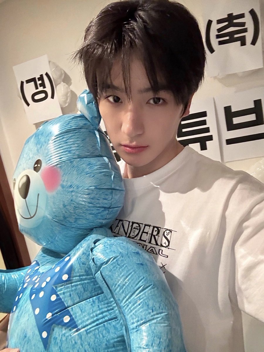 THEBOYZ_officl's tweet photo. [📸] 현재 하고 싶은 거 다 해🤎 앞으로 더비의 목요일은 현재진행형과 함께 해요🧸

https://t.co/3Wis55Tblp 

#THEBOYZ #더보이즈
#HYUNJAE #현재 https://t.co/Vb4Xc4VWl4