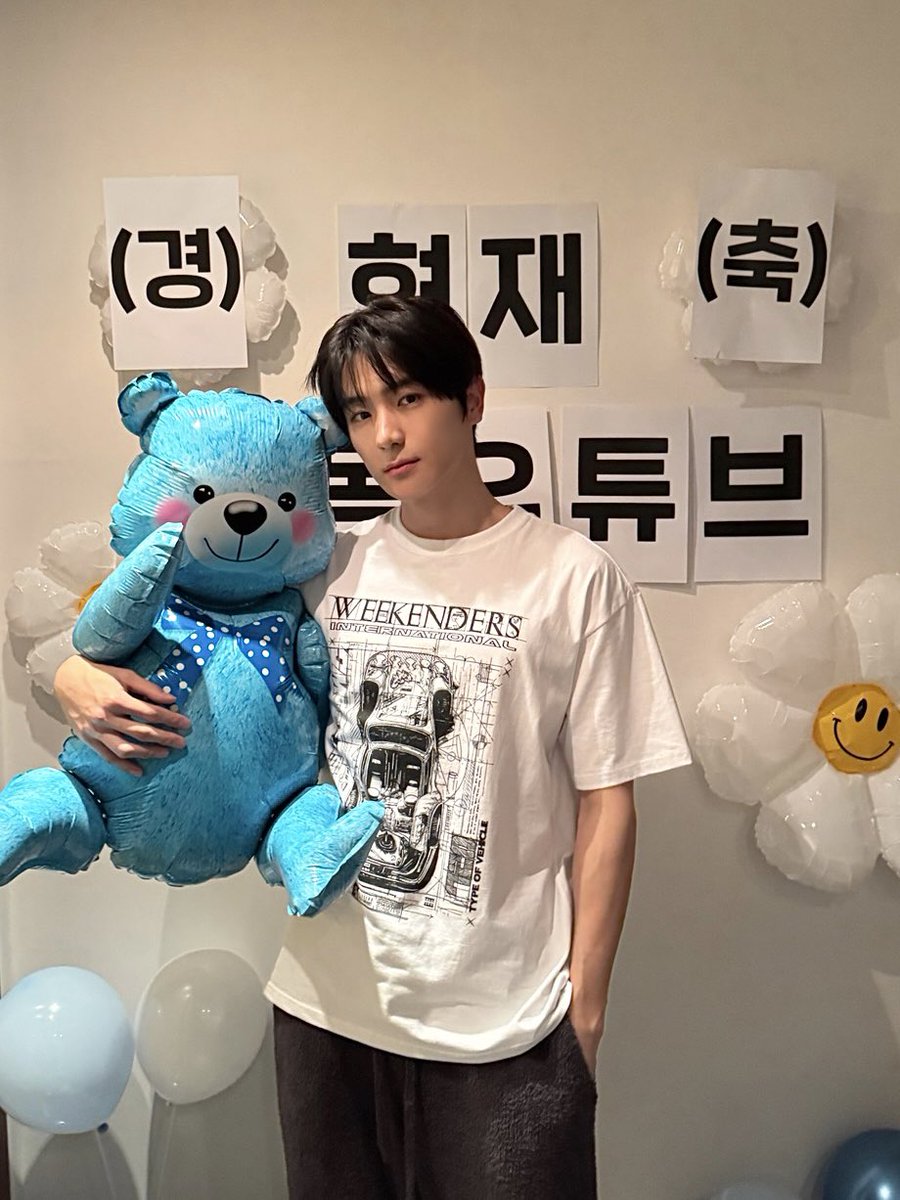 THEBOYZ_officl's tweet photo. [📸] 현재 하고 싶은 거 다 해🤎 앞으로 더비의 목요일은 현재진행형과 함께 해요🧸

https://t.co/3Wis55Tblp 

#THEBOYZ #더보이즈
#HYUNJAE #현재 https://t.co/Vb4Xc4VWl4