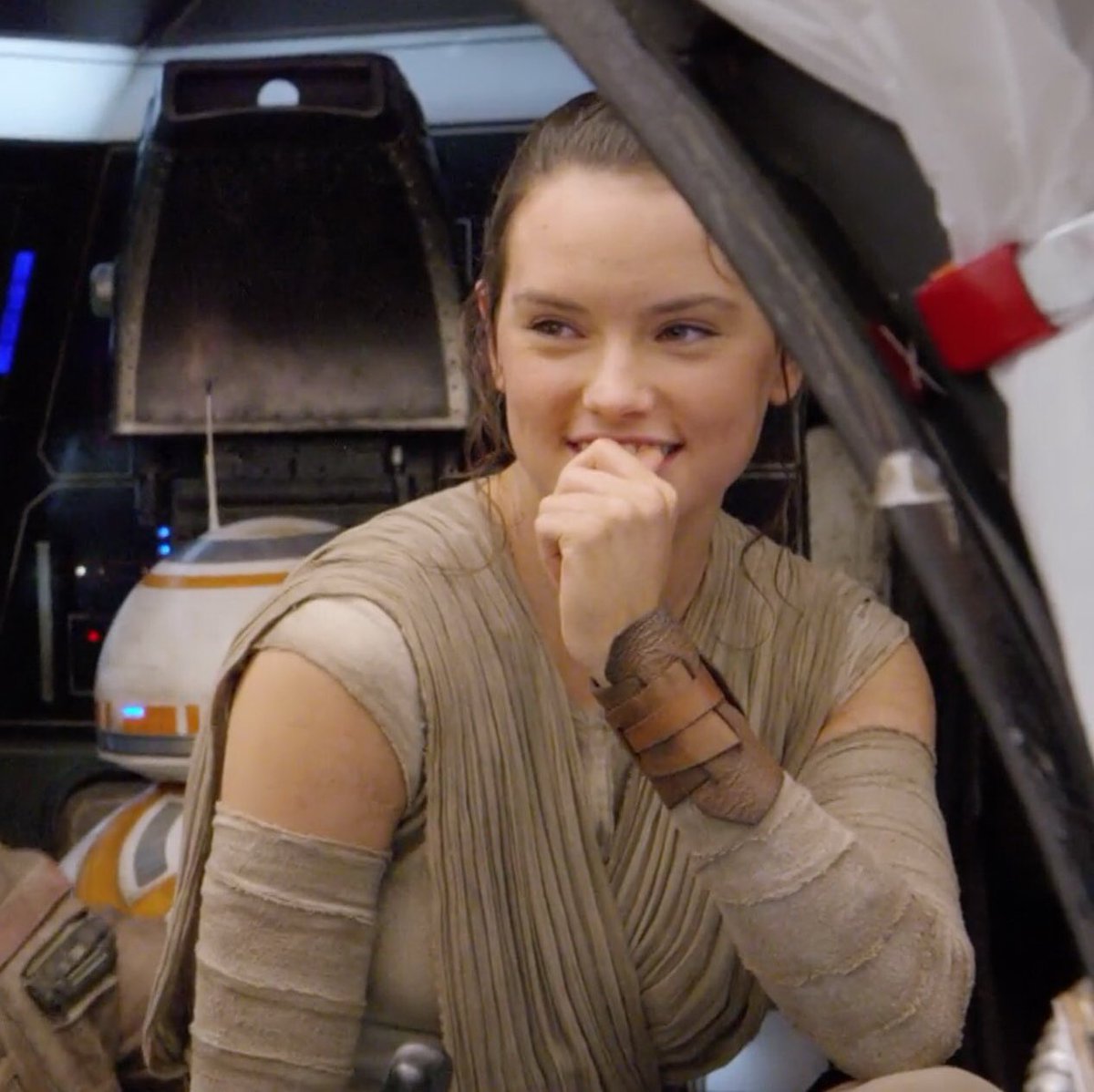sw_holocron's tweet image. Happy birthday to Daisy Ridley! May the Force be with you!