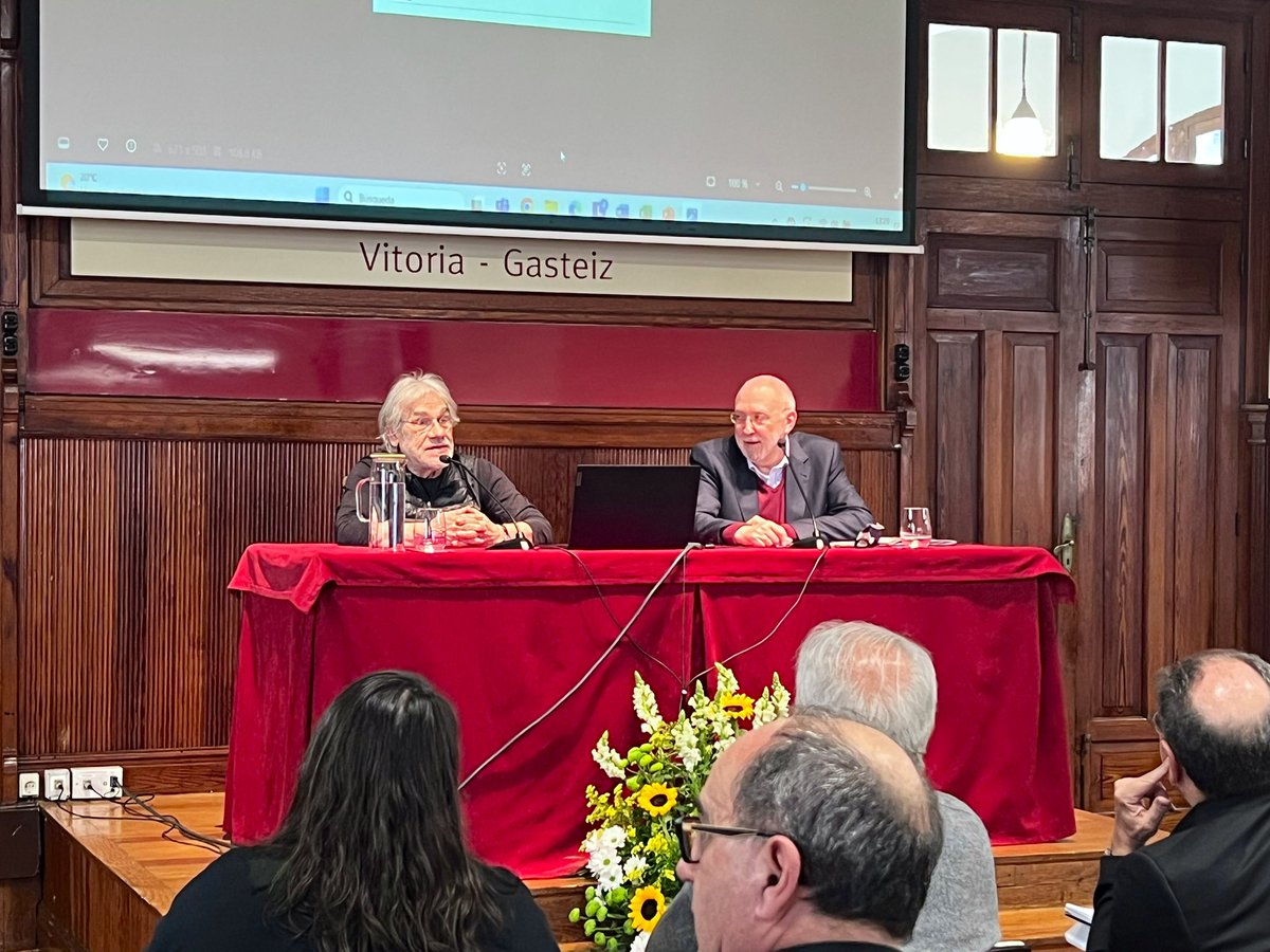DiocesisVitoria's tweet photo. NICEA 💬 | Segunda parte de esta mañana en el Congreso Internacional por los 1700 años del Concilio de #Nicea organizado por la Facultad de Teología de #VitoriaGasteiz. En estas ponencias, gran protagonismo del arte que salió de aquel hito. https://t.co/PX7yUMrNx2